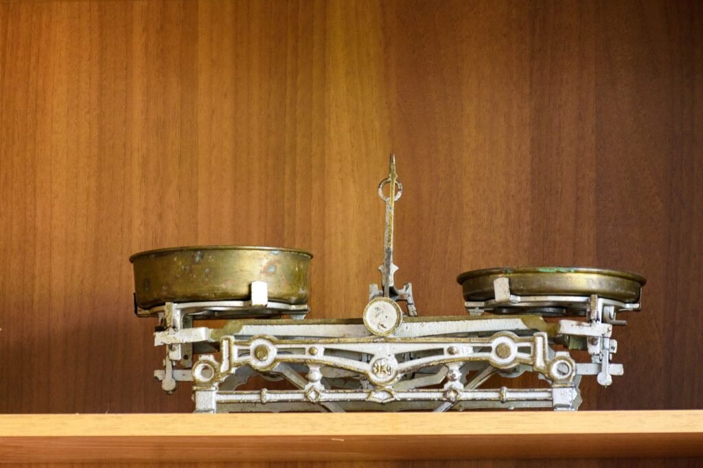 A weight scale demonstrating the probabilities of 2 different paternity test results.